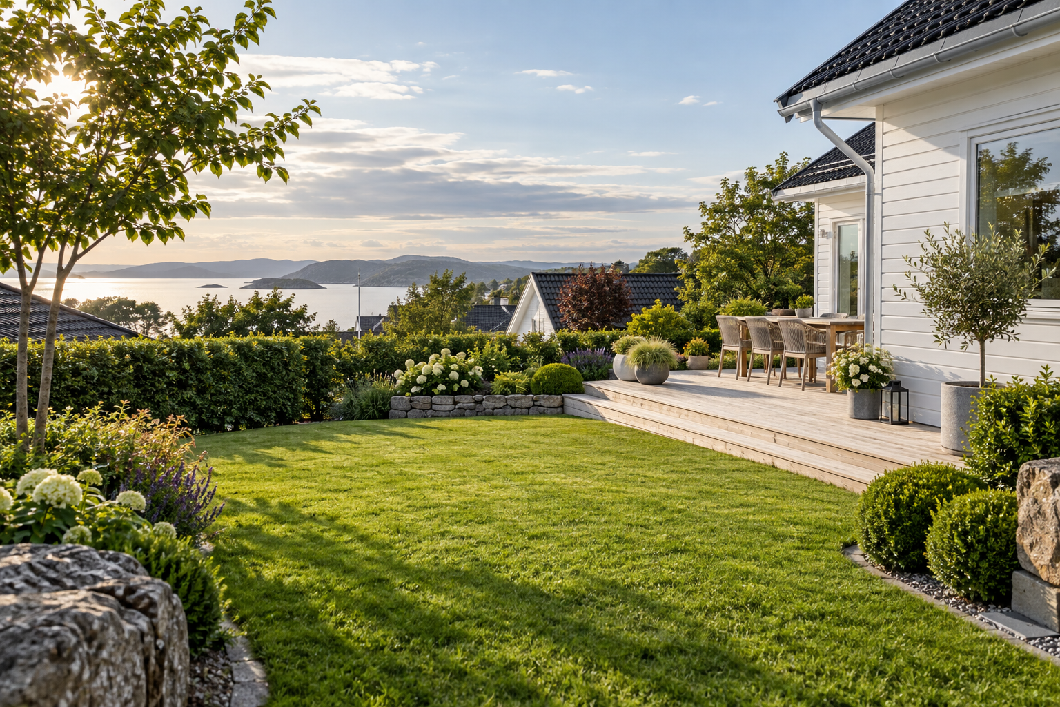 Velstelt hage og terrasse ved bolig i Rogaland